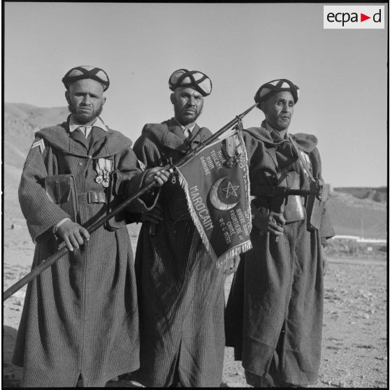 Garde d'honneur du 3e tabor du 5e goum affectés à M'Chounene dans les Aurès-Nementcha.