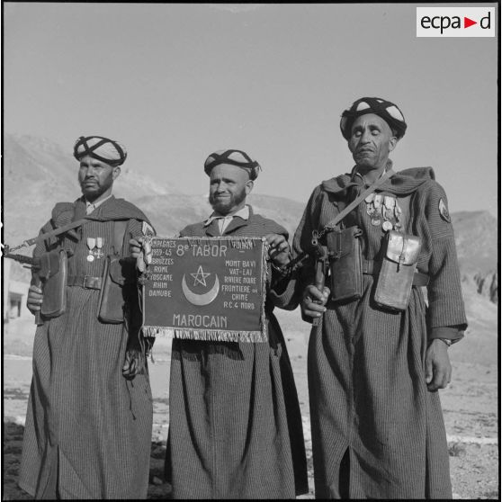 Garde d'honneur du 8e tabor du 5e goum affectés à M'Chounene dans les Aurès-Nementcha.