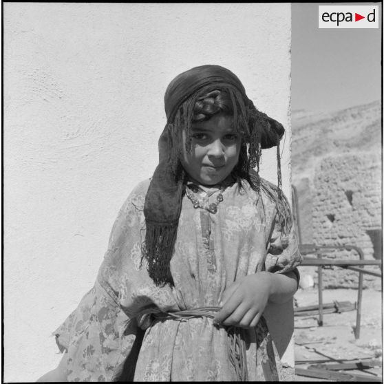 Jeune fille kabyle à M'Chounene dans les Aurès-Nementcha.