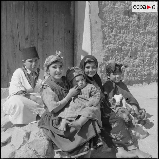 Portrait de groupe de jeunes kabyles à M'Chounene dans les Aurès-Nementcha.