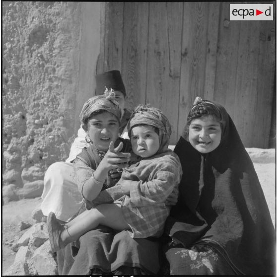 Portrait de groupe de jeunes kabyles à M'Chounene dans les Aurès-Nementcha.