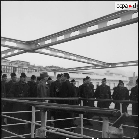 Accueil des troupes du 21e régiment d'infanterie coloniale (RIC) par le secrétaire d'Etat des forces armées Max Lejeune sur le port d'Alger.