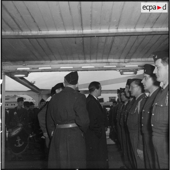 Accueil des troupes du 21e régiment d'infanterie coloniale (RIC) par le secrétaire d'Etat des forces armées Max Lejeune sur le port d'Alger.