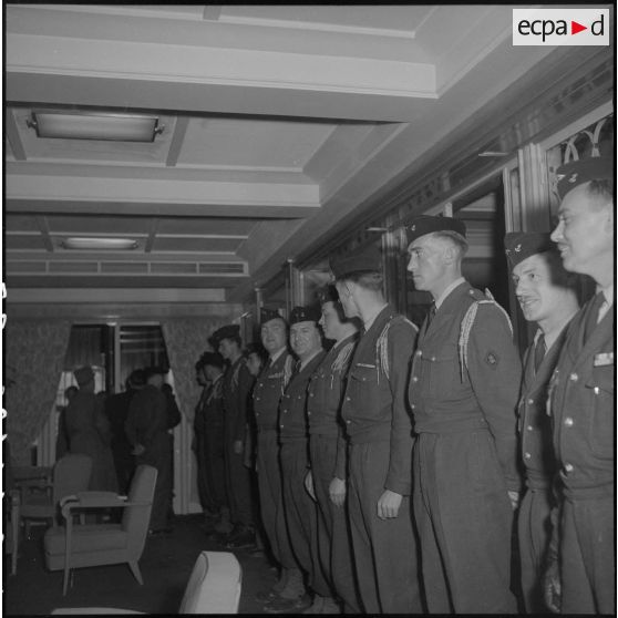 Officiers du 21e régiment d'infanterie coloniale (RIC) au garde-à-vous lors de la visite du secrétaire d'Etat aux forces armées Max Lejeune à Alger.