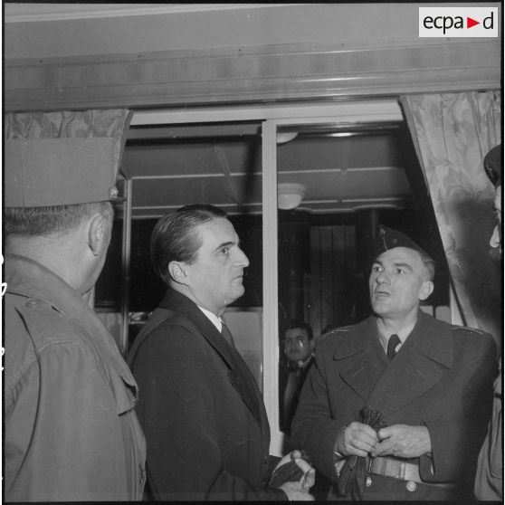 Discussion entre Max Lejeune, secrétaire d'état des forces armées, et des officiers du 21e régiment d'infanterie coloniale (RIC) à Alger.