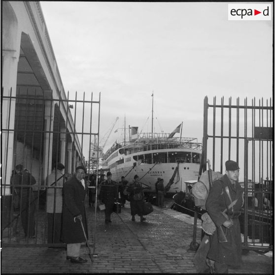 Débarquement à Alger du 21e régiment d'infanterie coloniale (RIC) à bord du paquebot le Kairouan.