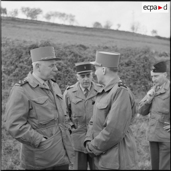 Conversation entre le général Blanc et le général Olie lors d'une visite d'inspection à Tizi Ouzou.