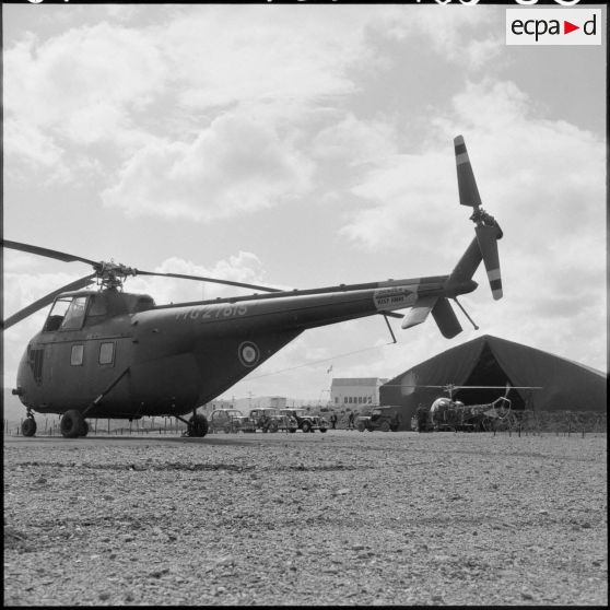 Hélicoptère Sikorsky S55 sur une piste de décolage de Tizi Ouzou pour transporter le général Blanc en tournée d'inspection en Kabylie.