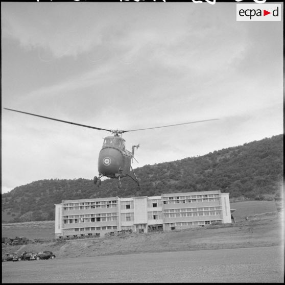 Hélicoptère Sikorsky S55 décolant de Tizi-Ouzou avec à son bord le général Blanc.
