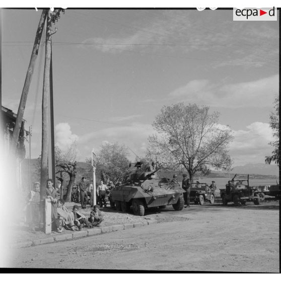 Automitrailleuse Light Armored Car M8 avançant dans les rues de Tizi Ouzou.<br>