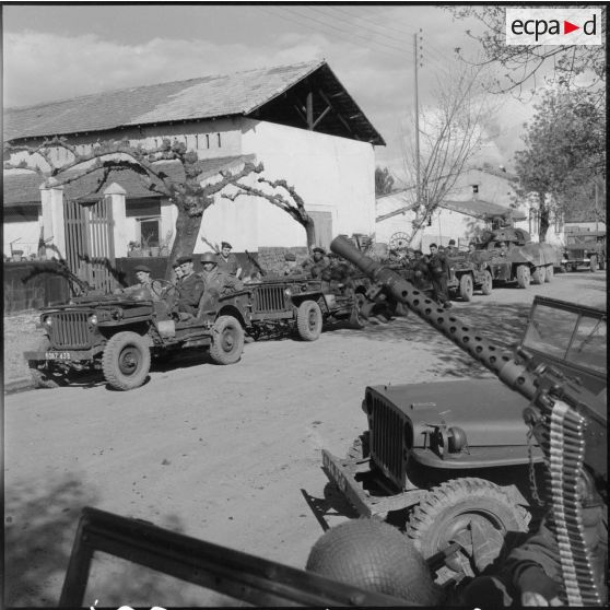 Colonne motorisée de Jeep Willys dans les rues de Freha (Kabylie) après une opération de reconnaissance.