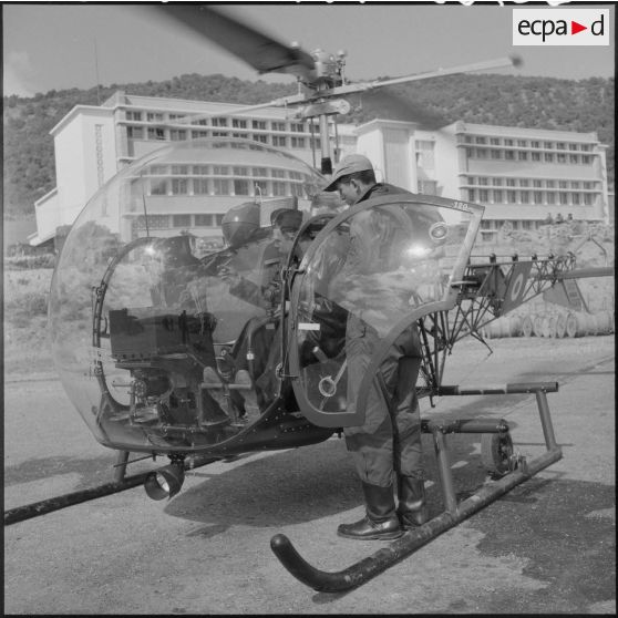 Décollage d'un hélicoptère de transport Bell 47 G pour une opération de reconnaissance dans la zone opérationnelle de Kabylie.