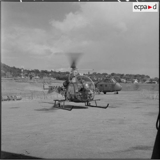 Décollage d'un hélicoptère de transport Bell 47 G pour une opération de reconnaissance dans la zone opérationnelle de Kabylie.
