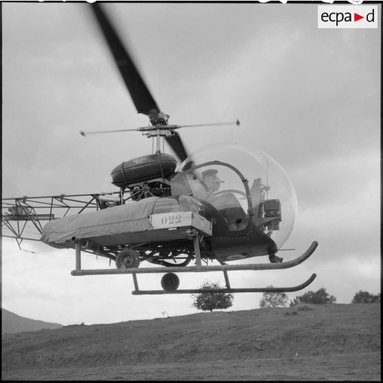 Vol d'un hélicoptère de transport Bell 47 G équipé d'une civière après avoir transporté un blessé à l'hôpital de Tizi-Ouzou.