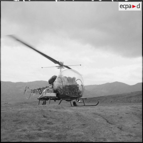 Hélicoptère de transport Bell 47 G au sol équipé d'une civière après avoir transporté un blessé à l'hôpital de Tizi-Ouzou.