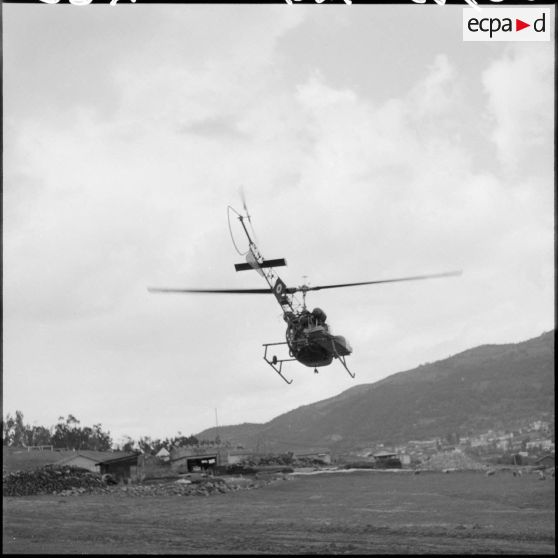 Vol d'un hélicoptère de transport Bell 47 G équipé d'une civière après avoir transporté un blessé à l'hôpital de Tizi-Ouzou.