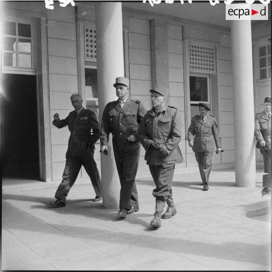 Officiers généraux devant un bâtiment administratif lors de l'inspection du général Blanc à Tizi-Ouzou.