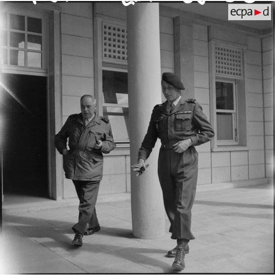 Conversation entre le général Blanc et un général de brigade lors d'une tournée d'inspection à Tizi-ouzou.