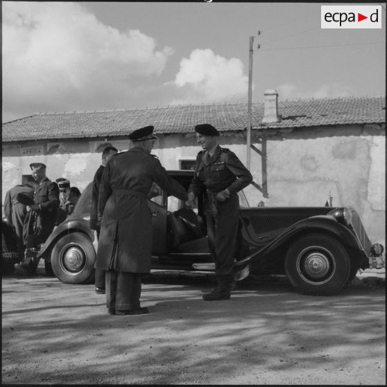 Poignée de main entre deux généraux après une tournée d'inspection à Tizi-Ouzou.