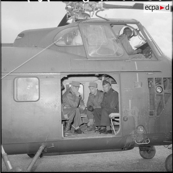 Le général Blanc accompagné d'autorités militaires à bord d'un hélicoptère Sikorsky S55 pour effectuer une tournée d'inspection en Kabylie.