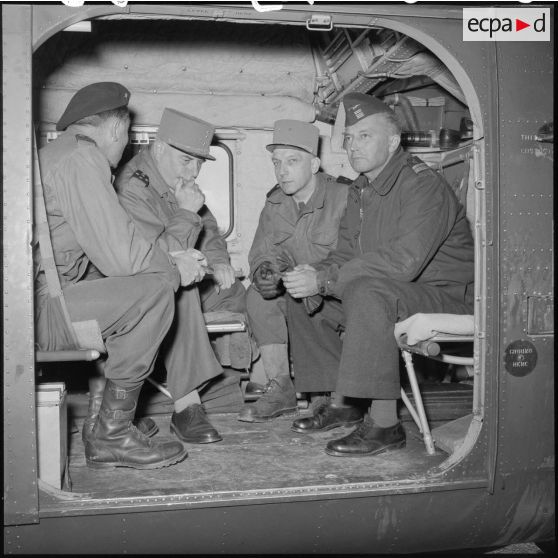 Le général Blanc accompagné d'autorités militaires à bord d'un hélicoptère Sikorsky S55 pour effectuer une tournée d'inspection en Kabylie.