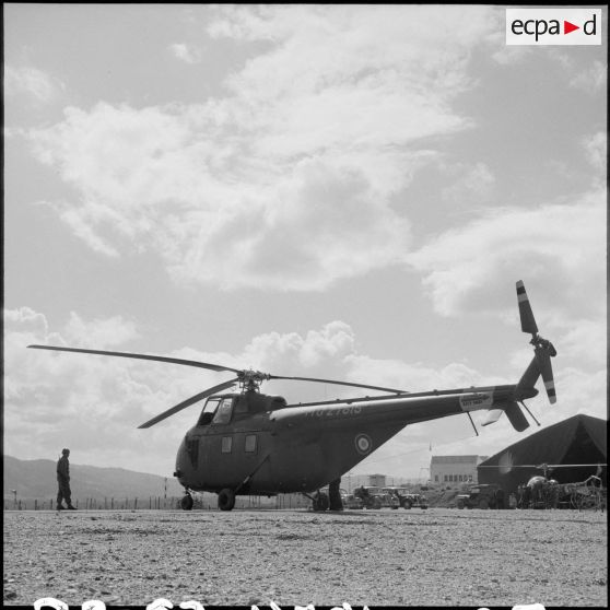 Hélicoptère Sikorsky S55 sur une piste de décolage de Tizi Ouzou pour transporter le général Blanc en tournée d'inspection en Kabylie.