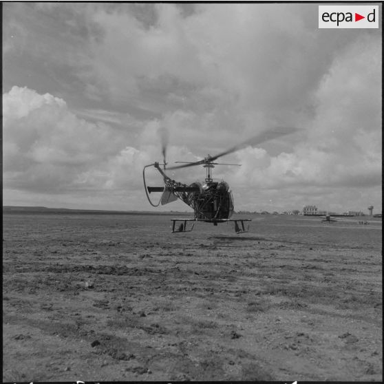 Décollage d'un hélicoptère Bell 47 G du groupe hélicoptère n°2 (GH n°2) sur la base d'Aïn Arfat près de Sétif.