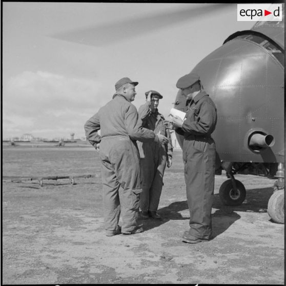 Briefing avant le départ en mission d'éléments du groupe hélicoptère n°2 (GH n°2) Sikorsky S55 sur la base d'Aïn Arfat près de Sétif.
