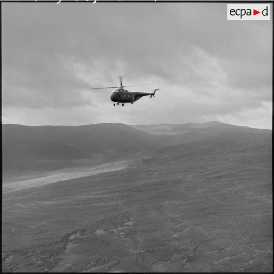 Vol d'un hélicoptère Sikorsky H-19 transportant des soldats du 1er régiment de chasseurs parachutistes (RCP) dans le djebel entre Batna et Taarist (Aurès).