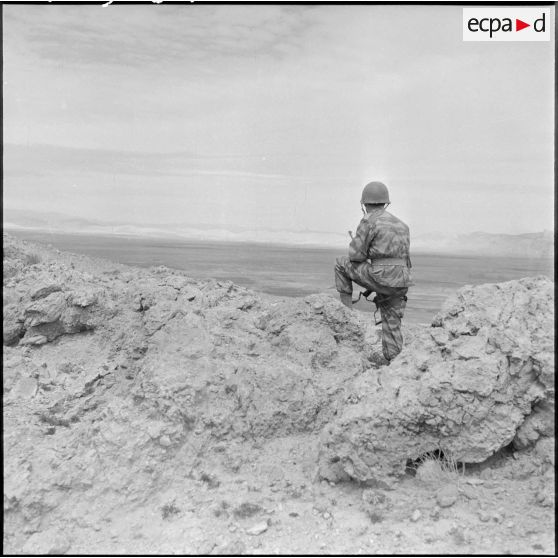 Observation des environs du haut d'un piton rocheux du djebel de Taarist (Aurès) par un élément du 1er régiment de chasseurs parachutistes (RCP).