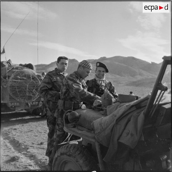 Pause repas pour des soldats du 1er régiment de cjasseurs parachutistes (RCP) en opération dans le djebel de Taarist (Aurès).