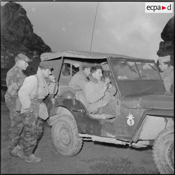 Elements du 1er régiment de chasseurs parachutistes (RCP) autour d'une Jeep Willys lors d'une opération dans le djebel de Taarist (Aurès).