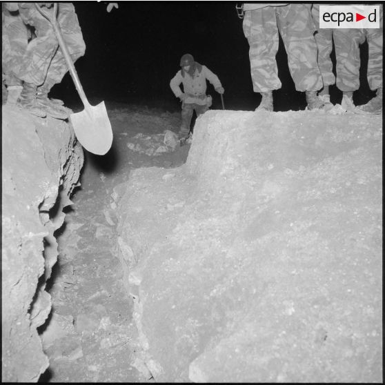 Fouille de terrain de nuit dans le djebel de Taarist (Aurès) lors d'une opération menée par le 1e rgéiment de chasseurs parachutistes (RCP).