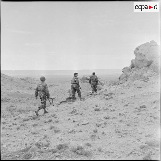 Progression d'éléments du 1er régiment de chasseurs parachutistes (RCP) lors d'une opération dans le djebel de Taarist (Aurès).