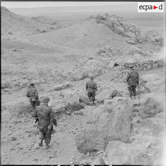 Progression d'éléments du 1er régiment de chasseurs parachutistes (RCP) lors d'une opération dans le djebel de Taarist (Aurès).