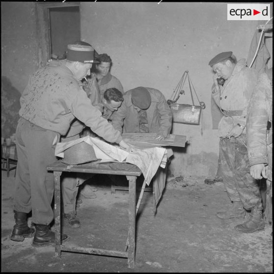 Briefing de l'état-major d'une opération du 1er régiment de chasseurs parachutistes (RCP) dans le djebel de Taarist (Aurès).