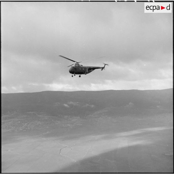Vol d'un hélicoptère Sikorsky H-19 transportant des soldats du 1er régiment de chasseurs parachutistes (RCP) dans le djebel entre Batna et Taarist (Aurès).