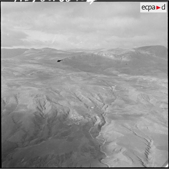 Vol d'un hélicoptère Sikorsky H-19 transportant des soldats du 1er régiment de chasseurs parachutistes (RCP) dans le djebel entre Batna et Taarist (Aurès).