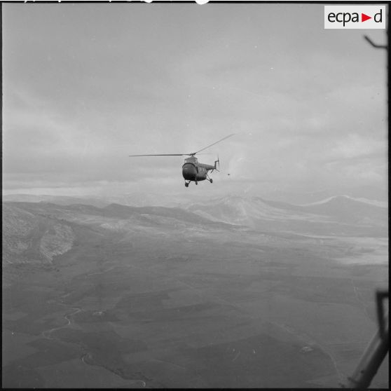 Vol d'un hélicoptère Sikorsky H-19 transportant des soldats du 1er régiment de chasseurs parachutistes (RCP) dans le djebel entre Batna et Taarist (Aurès).