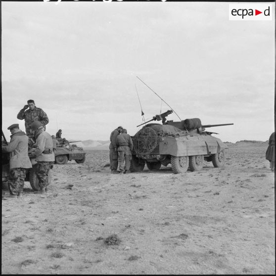 Convoi d'automitrailleuses du 1er régiment de chasseurs parachutistes (RCP) lors d'une opération dans le djebel de Taarist (Aurès).