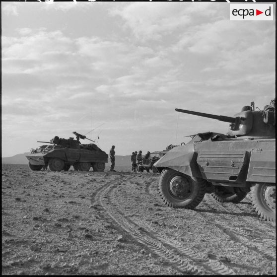 Convoi d'automitrailleuses du 1er régiment de chasseurs parachutistes (RCP) lors d'une opération dans le djebel de Taarist (Aurès).