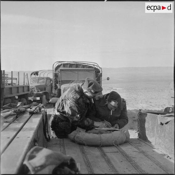 Entretien entre le colonel Château-Jobert et le commandant de la 4e compagnie du 1er régiment de chasseurs parachutistes (RCP) lors d'une opération dans le djebel Taarist.
