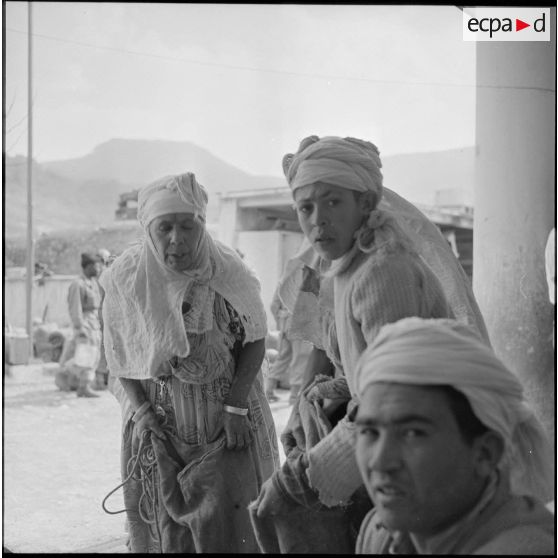 Population civile lors d'une distribution de blé organisée par la Section administrative spécialisée (SAS) de Khemis.