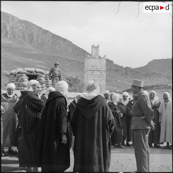 Allocution de l'officier de la Section administrative spécialisée (SAS) auprès des autorités locales masculines de Khemis.