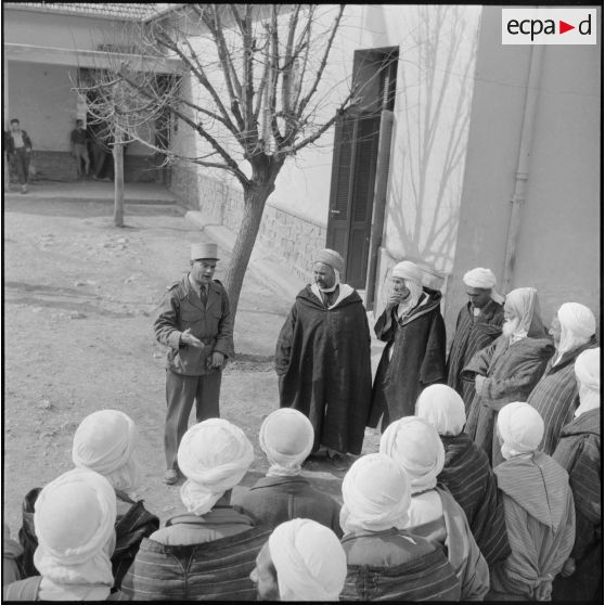 Allocution de l'officier de la Section administrative spécialisée (SAS) auprès des autorités locales masculines de Khemis.