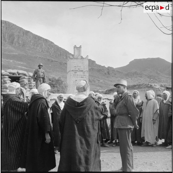 Allocution de l'officier de la Section administrative spécialisée (SAS) auprès des autorités locales masculines de Khemis.