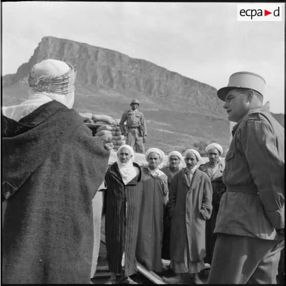 Allocution de l'officier de la Section administrative spécialisée (SAS) auprès des autorités locales masculines de Khemis.