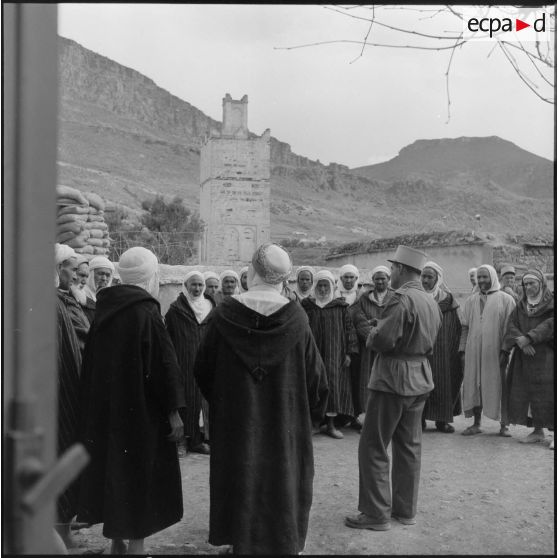 Allocution de l'officier de la Section administrative spécialisée (SAS) auprès des autorités locales masculines de Khemis.