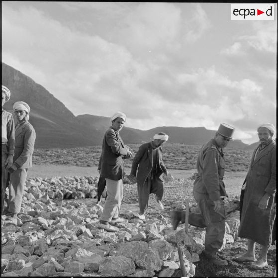 Travailleurs algériens sur un chantier de voirie dans la Section administrative spécialisée (SAS) de Khemis.