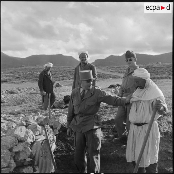 Travailleurs algériens sur un chantier de voirie dans la Section administrative spécialisée (SAS) de Khemis.